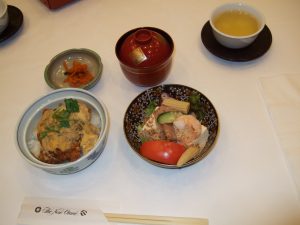 本日のランチ：阿蘇美豚のカツ丼、サラダ他　