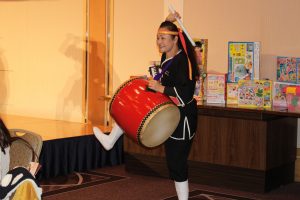 富永事務局員参加の琉球國祭り太鼓を披露