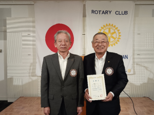 森崎会長と8月出席表彰硯川会員