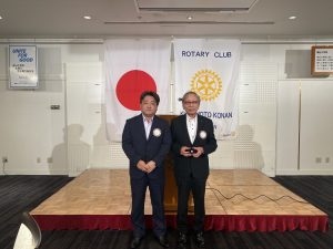R財団より認証バッジの授与